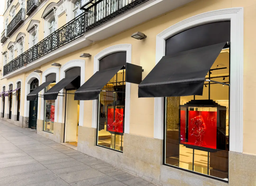 Façade vitrine de magasin en aluminium sur mesure à Saujon